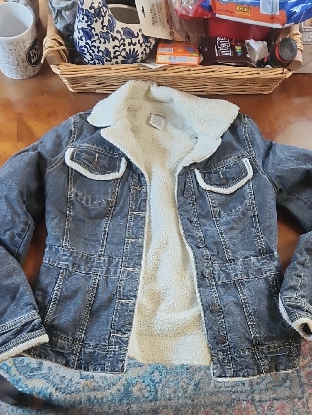 Billabong Cream Sherpa‎ Lined Trucker Style Jean Jacket with Black Logo Tag